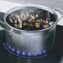 virtual flame on Samsung induction hob looks like a gas flame for instant heat setting visual feedback